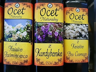 Zdjęcie przedstawia butelki z naturalnym octem z kwiatów jasminowca i bzu czarnego