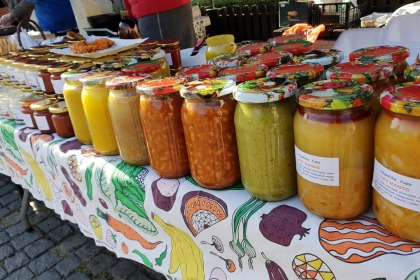 Zdjęcie przedstawia stół pełen różnego rodzaju zup na Wolnym Jarmarku Toruńskim